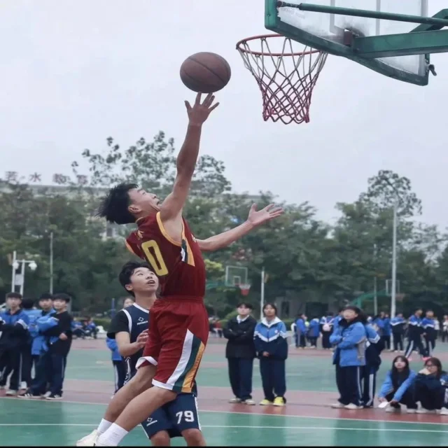 男篮季后赛焦点战引爆热议